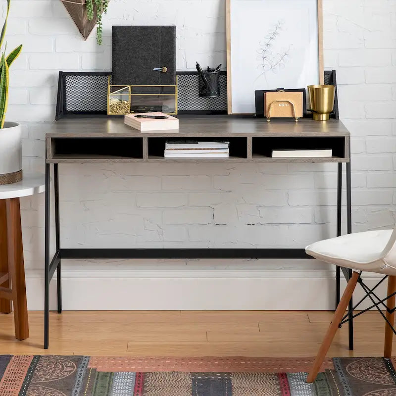 42-inch industrieel schrijfbureau met geperforeerde achterkant en opbergvakken
