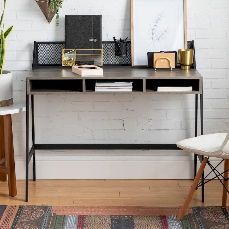 42-inch industrieel schrijfbureau met geperforeerde achterkant en opbergvakken