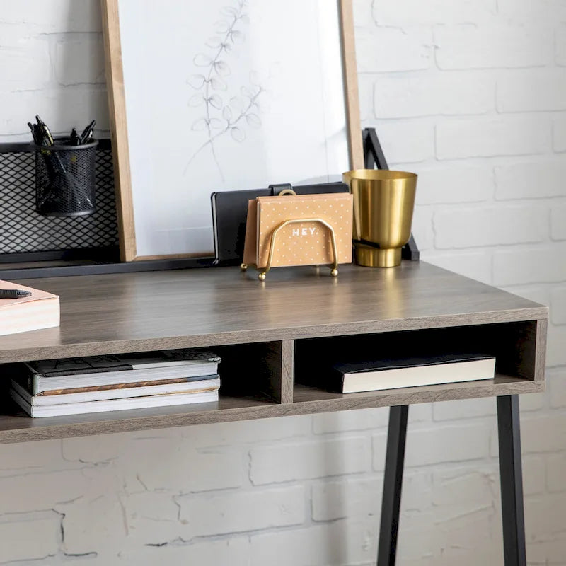 42-inch industrieel schrijfbureau met geperforeerde achterkant en opbergvakken