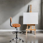 In hoogte verstelbare tekenkruk met kunstleren zitting en zwenkwielen